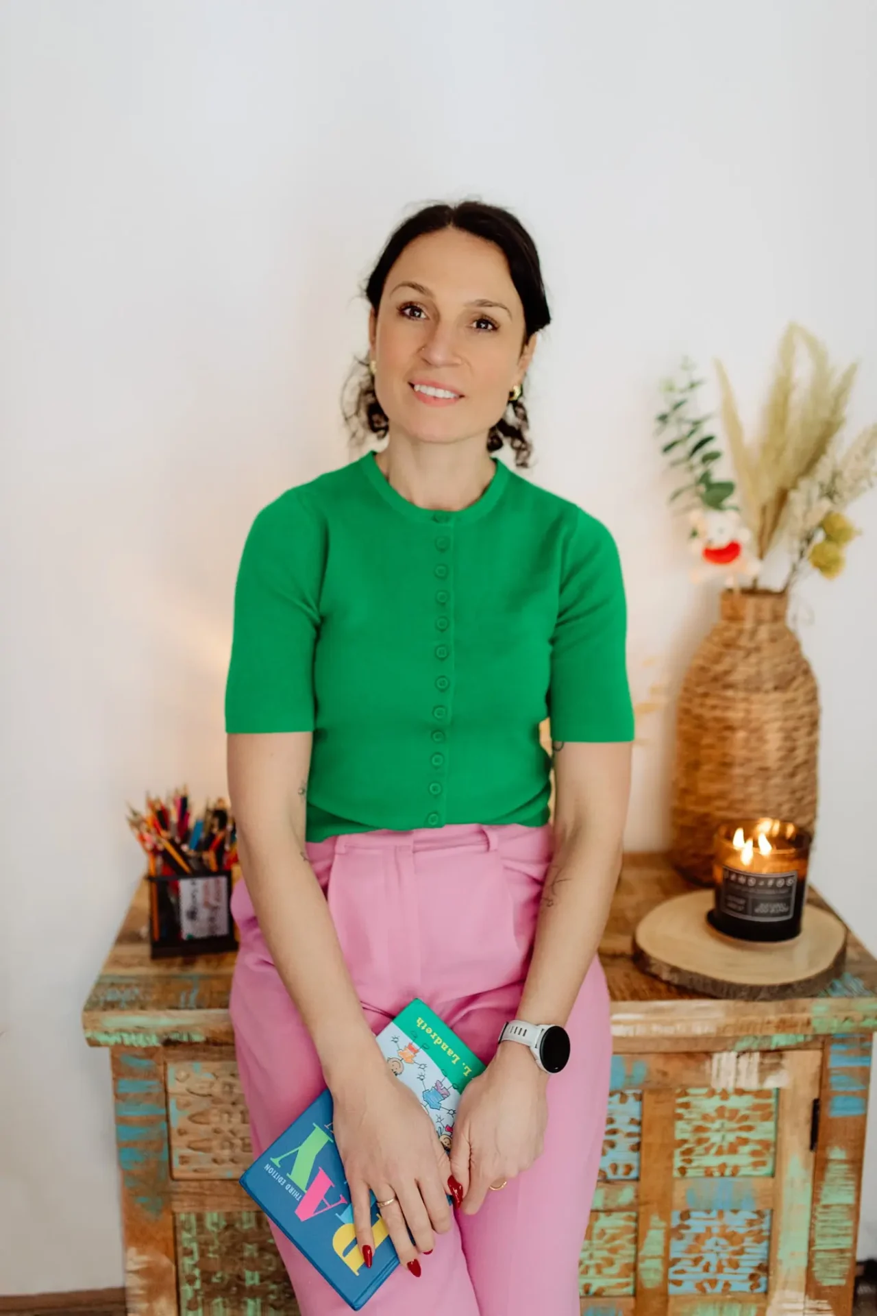 att.2bFIXDMOY602Qf6EtXJlLJwERhVW0jWOv1ylF7KcYcM Kam standing and smiling in a green top.